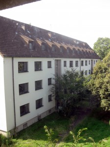 Blick vom halben Haus aus auf das ganze Haus.